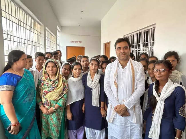 Pankaj Tripathi opens a library in a school in his village