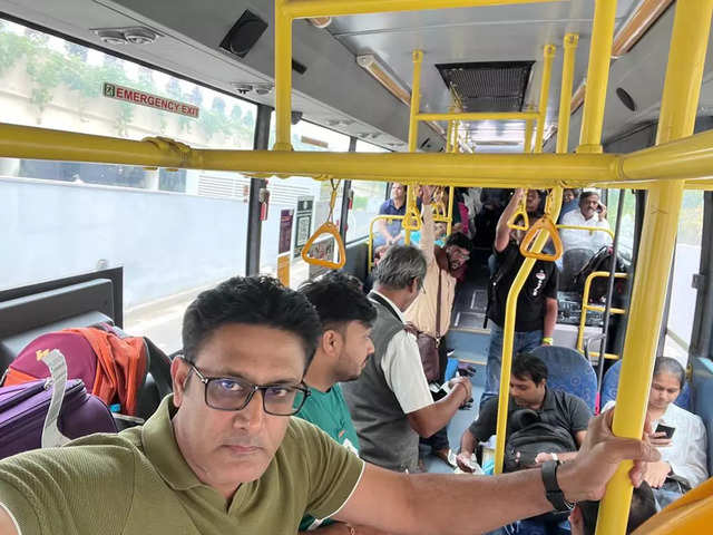 Anil Kumble takes bus ride from airport