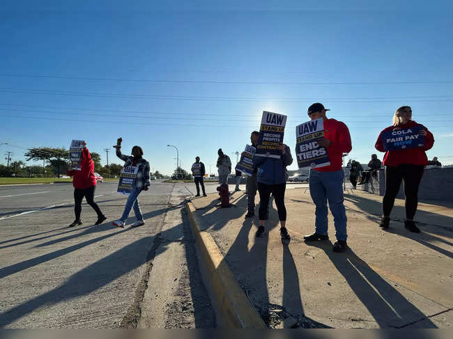 UAW members hit picket lines at Ford plant in Michigan