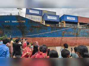 **EDS: IMAGE VIA KOLKATA PORT** Howrah: People click pictures of a 140-meter-lon...