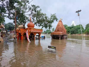 Madhya Pradesh: Shipra recedes in Ujjain but temples on riverbanks still half-submerged