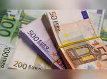 Euro gains; yen flounders ahead of c.bank bonanza