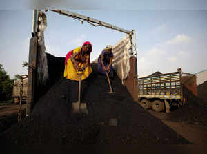 FILE PHOTO: India steps up coal use to arrest outages triggered by unusually dry weather