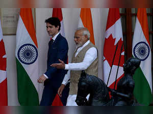 Canadian Prime Minister Justin Trudeau (L) and Indian Prime Minister Narendra Modi arrive for a meeting at Hyderabad house in New Delhi on February 23, 2018.