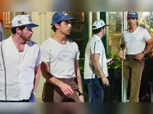 joe jonas: Joe Jonas enjoys night out with Nick Jonas amid feud with