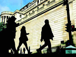 UK Recession Risk Grows as Firms Cut Staff at Sharp Pace