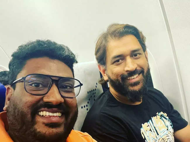 Mahendra Singh Doni clicking a picture with his fan. (Image Source: @chandan20007)