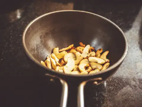 Cashews as mid-meal snacks