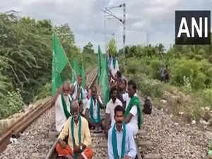 Tamil Nadu: Farmer association stage protest on railway track over Cauvery water row
