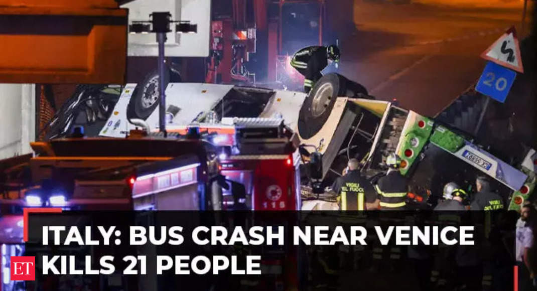 tourist bus crash near venice kills at least 21