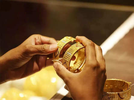 Gold pauses decline as shoppers contain breath for US payrolls story