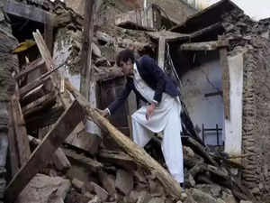 Volunteers dig for Afghan quake survivors as aid trickles in