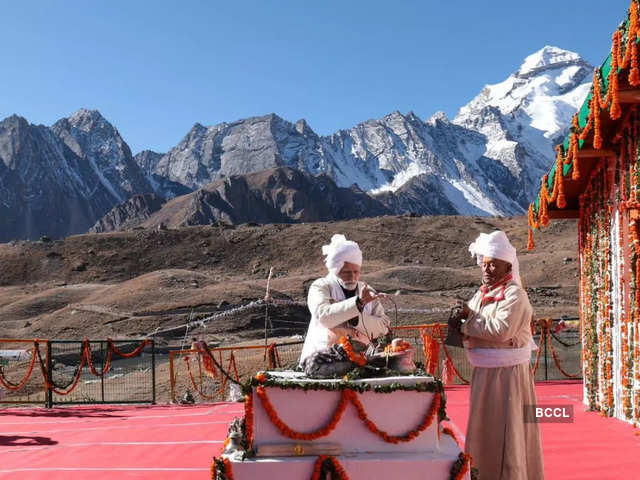 A view of regional dance in Uttarakhand. | Dress culture, Uttarakhand,  Culture