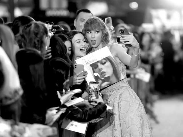 Swift's Intimate Watch Party With Fans