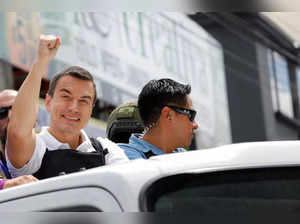 Candidates Noboa and Gonzalez campaign in Quito