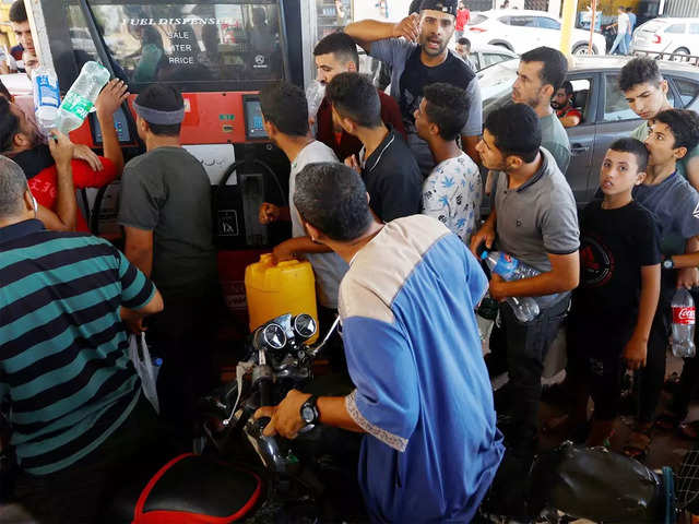 ​Palestinians queue for gas​