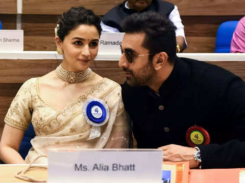 Alia Bhatt wears wedding saree to receive National Film Awards; Pics inside  - Alia wears wedding saree | The Economic Times