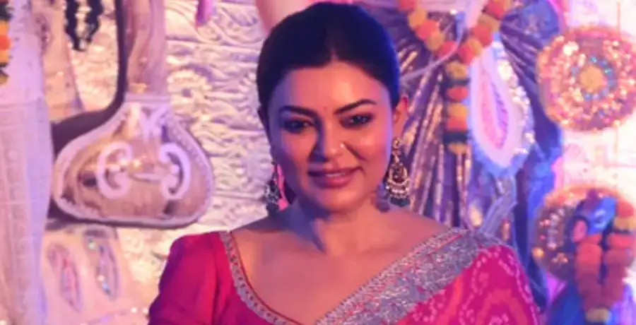 Sushmita Sen's Saptami showstopper: Pink bandhani saree and Dhunuchi dance - Vimarsana News