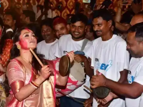 The Queen Dances To The Beat Of Dhaak