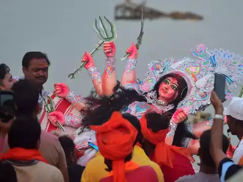 Thousands of idols immersed