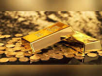 Gold gains 1% on MidEast risks, spotlight on Fed meet