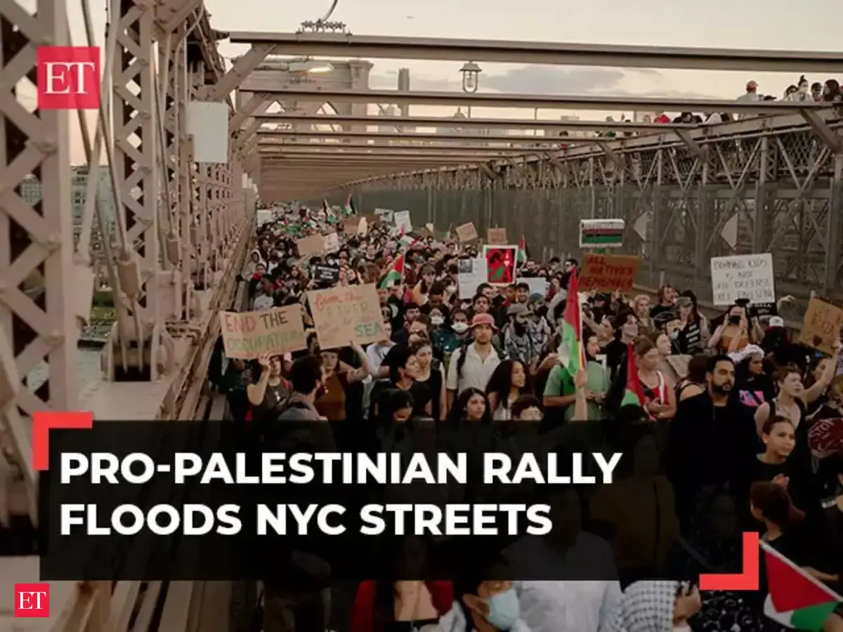 Brooklyn Bridge: Pro-Palestine protesters storm Brooklyn Bridge in New ...