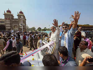 Mysuru: Karnataka Chief Minister Siddaramaiah with the Deputy Chief Minister DK ...