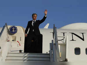 US Secretary of State Antony Blinken waves as he boards his plane departing from Amman, a day after meeting with Arab foreign ministers, amid the ongoing conflict between Israel and the Palestinian group Hamas, on November 5, 2023.