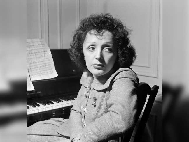 French singer Edith Piaf poses at her home in New York in September 1946.