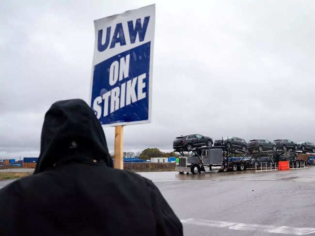US auto workers call off strike after 33% wage hike
