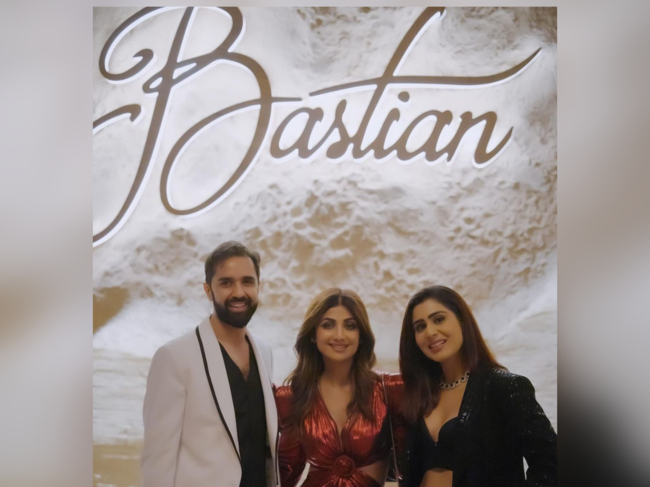 Varun (left) and Ghazal Alagh (right) with Shilpa Shetty.