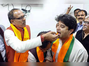 Bhopal: Madhya Pradesh Chief Minister Shivraj Singh Chouhan with Union Minister ...