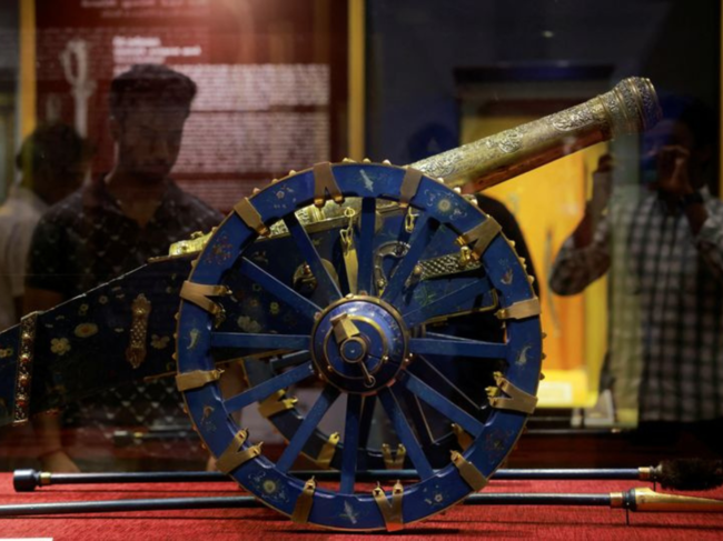 The Netherlands has returned six historic artefacts to Sri Lanka more than 250 years after they were taken during the colonial period.
