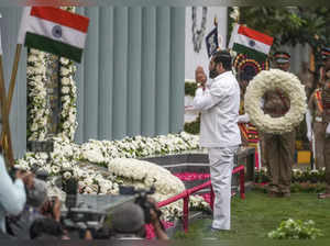 Mumbai: Maharashtra CM Eknath Shinde pays tributes to the martyrs who laid down ...