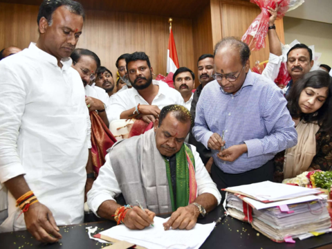 Komatireddy Venkat Reddy takes charge as Telangana Minister for Roads, Buildings