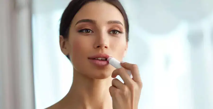 Dos and Don'ts to take care of your lips during winters - Vimarsana News
