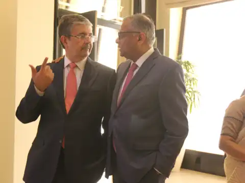 ​Legends in deep discussion