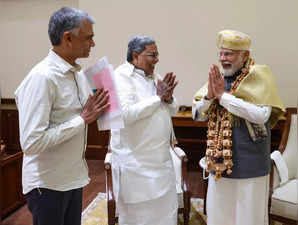 PM Narendra Modi with Karnataka CM Siddaramaiah & Revenue Minister Krishna Byre Gowda.