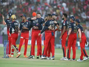 RCB likely to undergo coaching staff changes; contracts of Hesson, Bangar not renewed yet