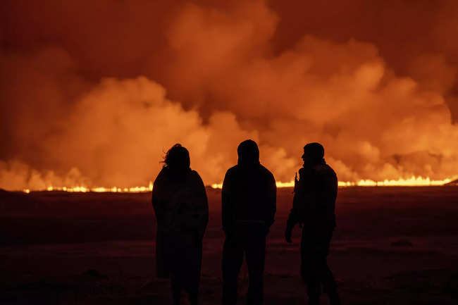 Iceland's volcano eruption threatens capital with gas pollution