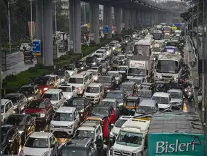 Traffic Chaos on Mumbai-Pune Expressway: 12-km long jam burns clutch plates of over 100 cars:Image
