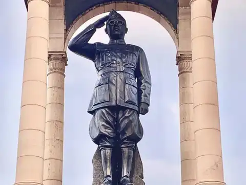 Made Netaji statue
