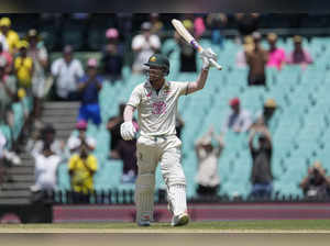 Warner leads Australia to victory in his farewell test match, completing a 3-0 sweep over Pakistan