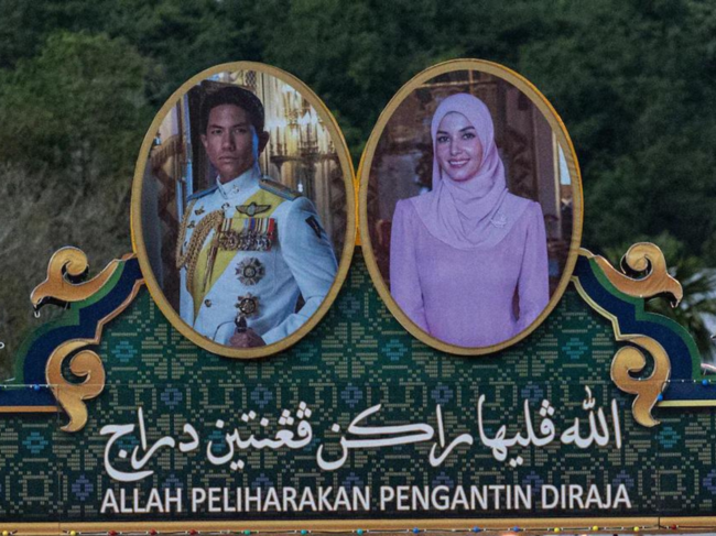​Prince Abdul Mateen and his commoner fiancée Yang Mulia Anisha Rosnah.​​