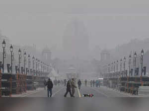 Mercury dips, fog reduces visibility in Delhi
