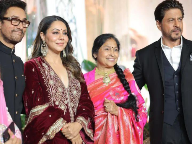 ​SRK (Right) and Gauri Khan posing with Aamir Khan (Aamir Khan) and Nupur Shikhare's mother. (Image Source: Twitter/@SRKUniverse​)​