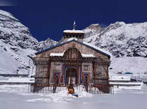 Kedarnath Dham receives heavy snowfall