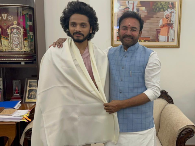 ​'HanuMan' actor Teja Sajja (Left) meets Union Minister G Kishan Reddy.