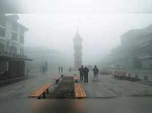 Kashmir wakes up to dense fog
