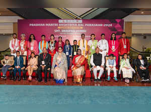 **EDS: IMAGE VIA RB** New Delhi: President Droupadi Murmu with Union Minister fo...